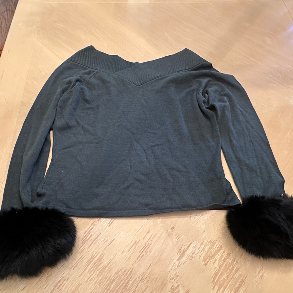 Forest Green sweater with fur sleeves - no name size medium